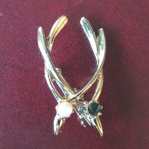 Vintage double wishbone faux pearl and green rhinestone gold-tone brooch